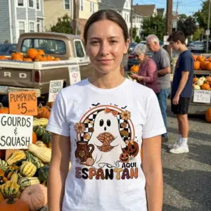 Retro Aqui Espantan Pan Dulce Ghost T-Shirt 11 Person wearing a retro ghost shirt with autumnal motifs.