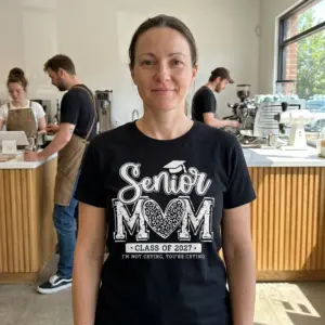 Senior Mom Class of 2027 Funny Graduation T-Shirt 11 Humorous 'Senior MOM Class of 2027' t-shirt, featuring a leopard print heart and graduation cap, perfect for proud mothers.