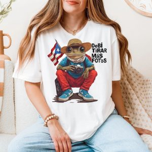 Debi Tirar Mas Fotos E28093 Puerto Rico Flag Frog Photographer Graphic T shirt 5.jpg