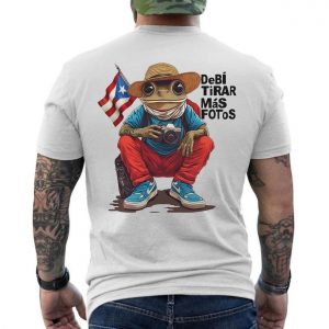 Debi Tirar Mas Fotos E28093 Puerto Rico Flag Frog Photographer Graphic T shirt 6.jpg
